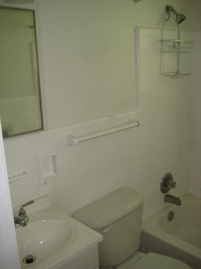 Baño 1 - 5711 Whitney Ave