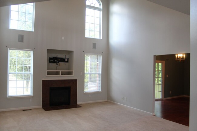 Foto del edificio - Spacious 5 Bedroom Home in Avon Schools!