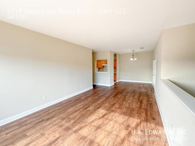 Foto del edificio - 3719 Hargrove E Rd