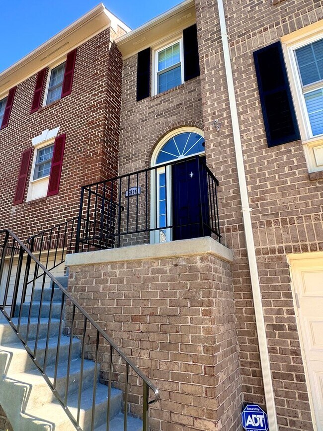 Foto del edificio - Renovated Kingstowne Townhouse | 3 Beds, 2...