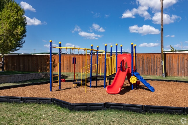 Building Photo - 2010 Estrada Pkwy