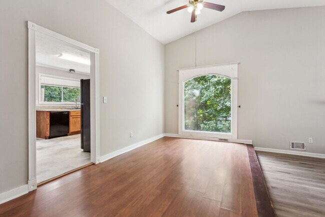 Building Photo - Spacious ranch with huge bonus room