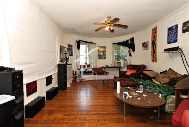 Foto del edificio - 3 bed. 2 Full Bathroom Unit. Eat-in Kitche...