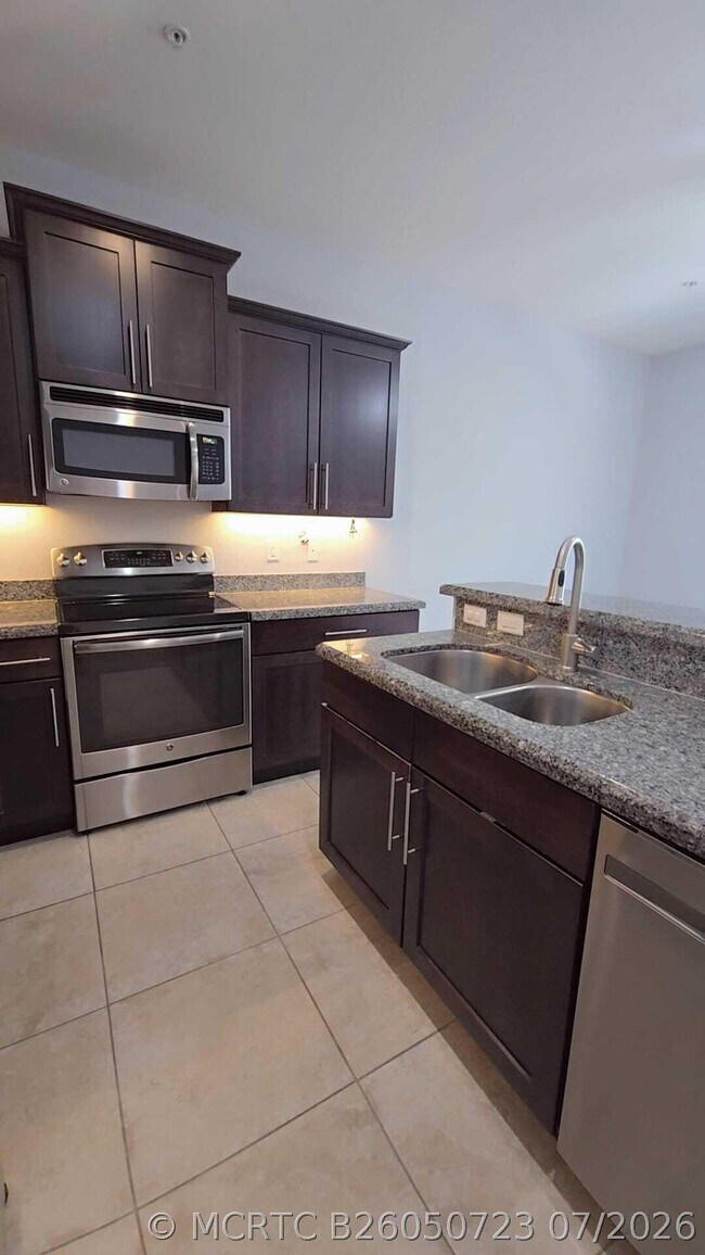 Foto del edificio - 243 SW 7th Ct