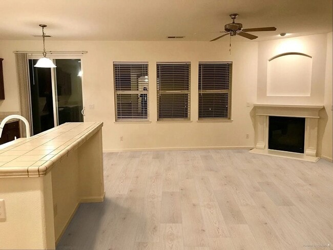 Foto del edificio - Northwest 2 story home with beautiful city...