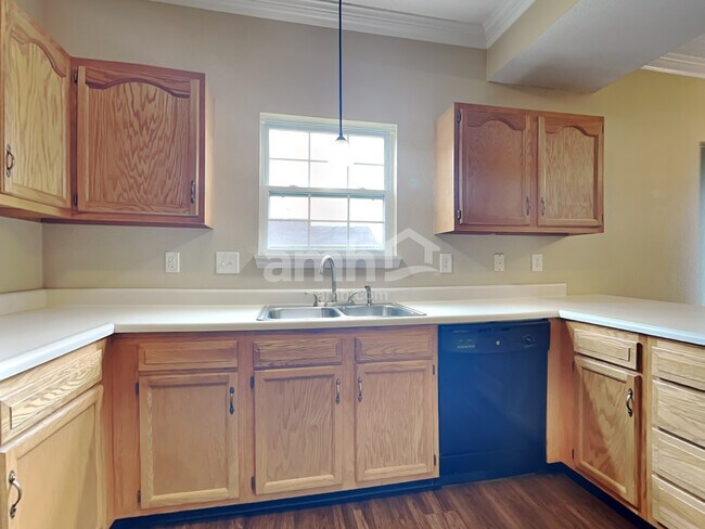 Foto del edificio - 8146 Whitham Dr
