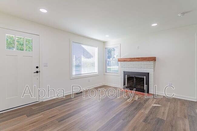 Building Photo - 302 Darlington Ave