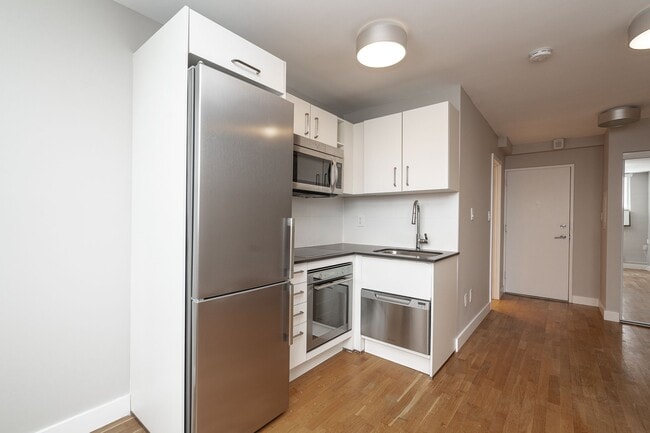 Building Photo - 730 St Clarens Ave