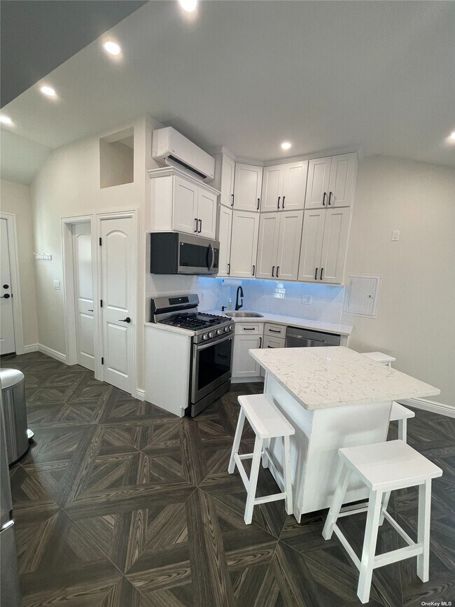 Building Photo - 660 Tulip Ave