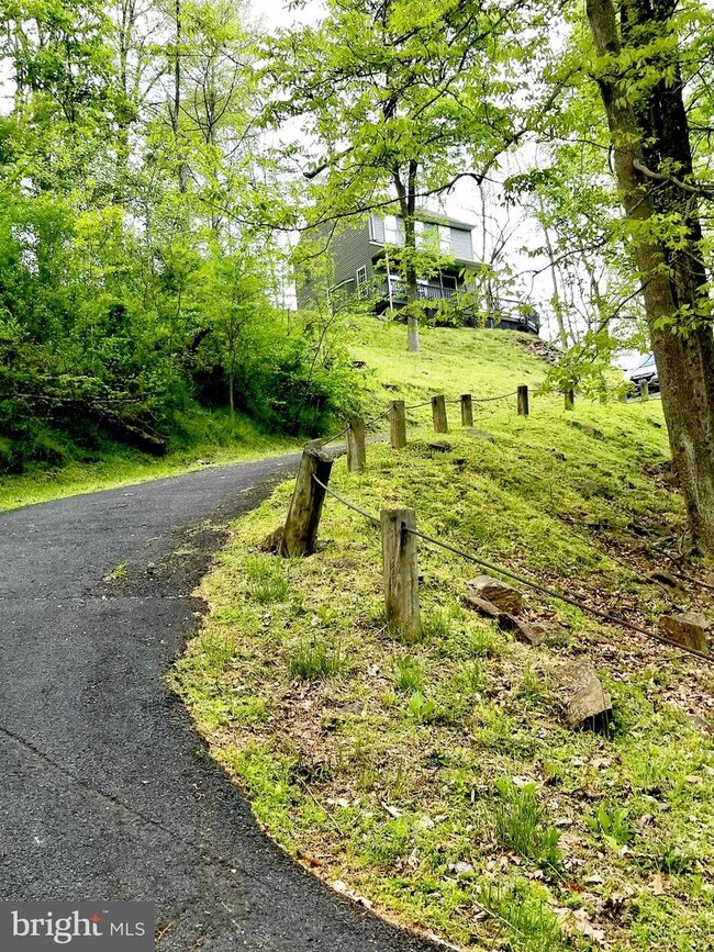 Foto del edificio - 740 Harris Hollow Rd