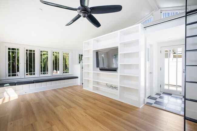 Foto del edificio - 1129 N Poinsettia Pl