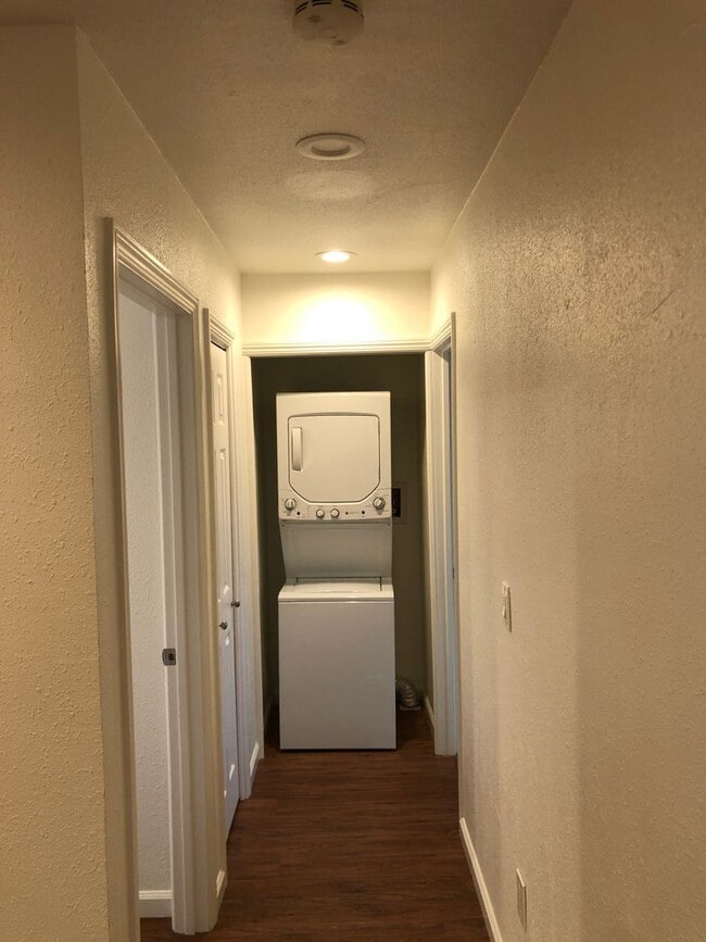 Building Photo - Cozy 1 bedroom ground floor apartment