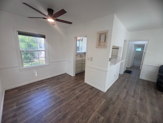 Building Photo - 2-Bedroom Home in the State Streets!