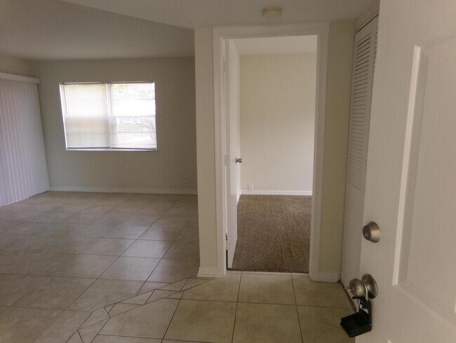 Building Photo - 1554 SE Royal Green Cir