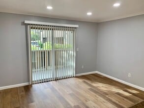 Building Photo - 1163 Lakeview Cir