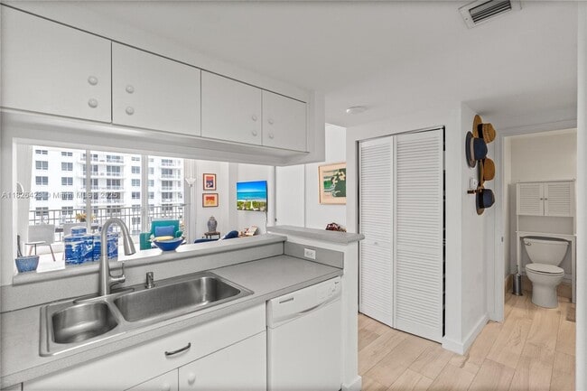 Building Photo - 701 Brickell Key Blvd