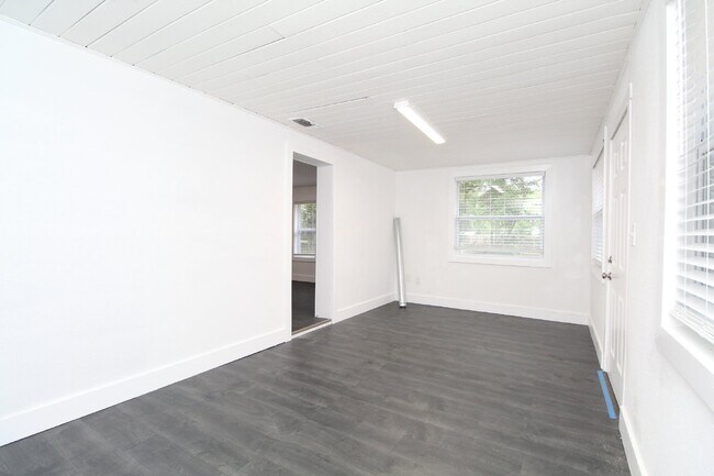 Building Photo - Remodeled 3/2 Pet Friendly Home in Cordova...