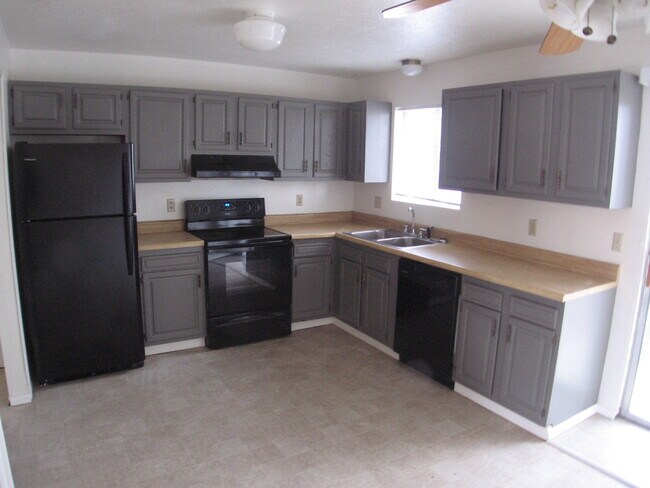 Building Photo - 487 32 Rd