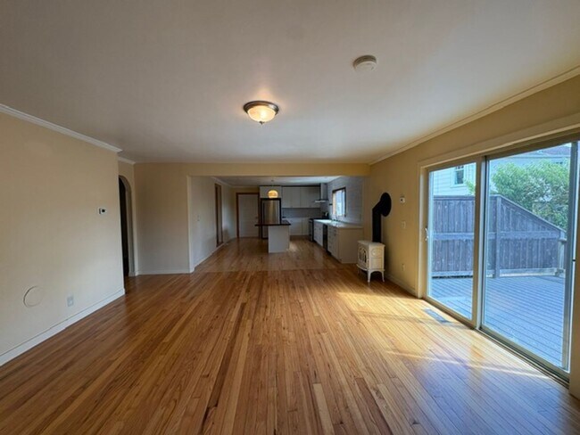 Building Photo - 3+ Bedroom, 2 Bath Gardener's Dream Home in Sunny Blue Lake