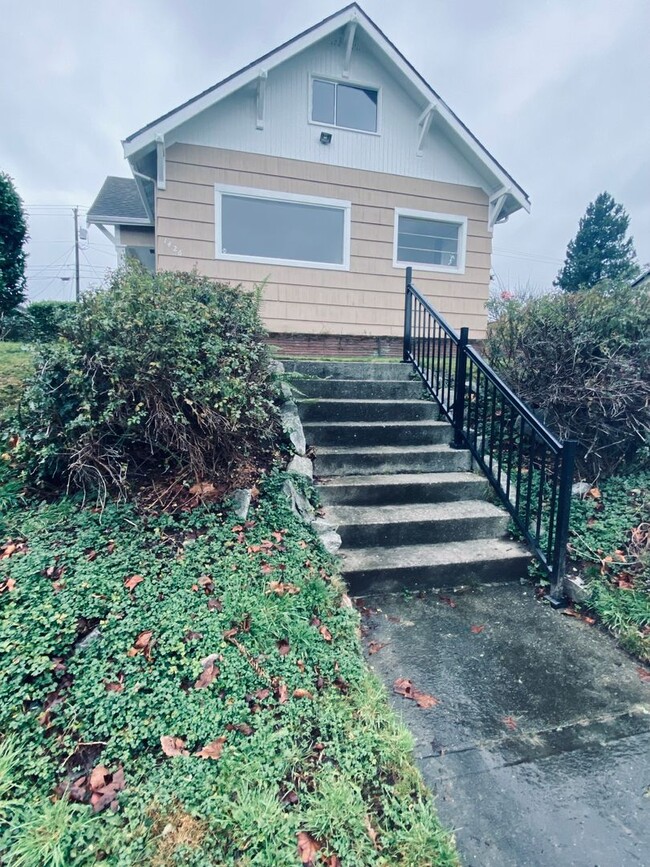 Foto del edificio - Updated 1910 Craftsman home in North Everett