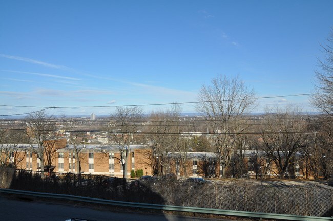 Building Photo - 402 1st Ter
