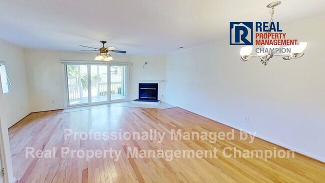 Foto del edificio - Spacious End Unit Townhome with Private De...