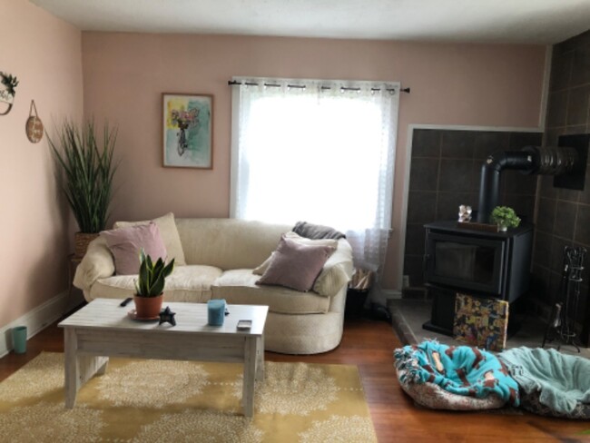 Foto del edificio - 222 Flax Hill Rd