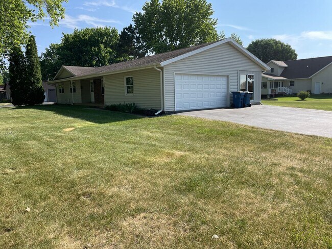 Building Photo - 3 Bedroom, 2.5 Bath House in Thomson, IL