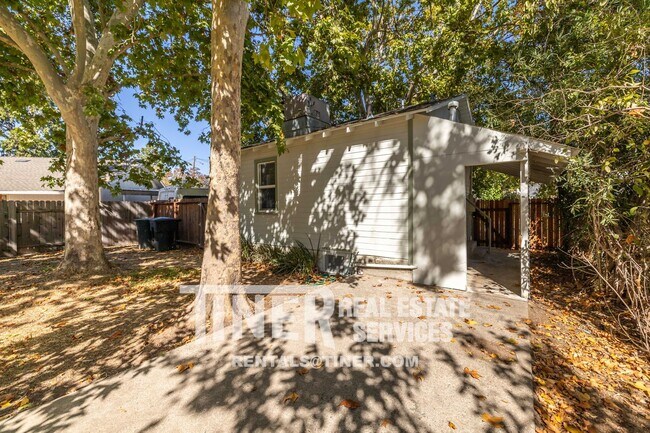 Building Photo - Charming Roseville Cottage