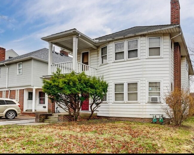 Building Photo - 2121 Wyndhurst Rd
