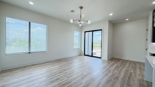 Foto del edificio - Luxury 2-Bed, 2-Bath @ University Oaks!