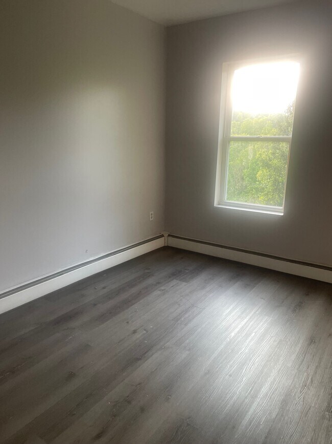 Building Photo - 204 Minooka St