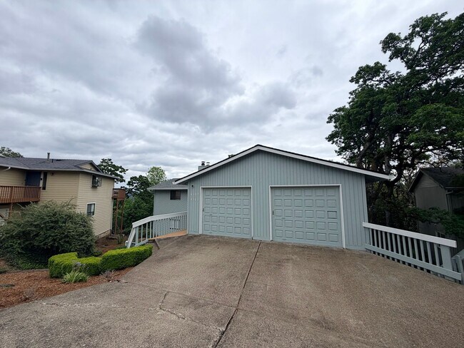 Foto del edificio - Brand New Flooring and Paint Upper Level Duplex