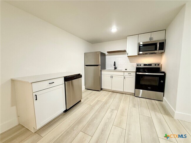 Foto del edificio - 2204 W San Antonio St