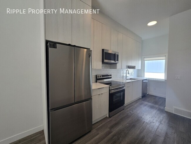 Photo du bâtiment - MODERN 2 BEDS, 2.5 BATHS TOWNHOUSE | PET FRIENDLY | PANORAMA HILLS