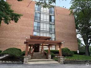 Building Photo - 5810 Oakwood Dr