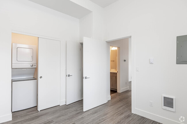 1BR, 1BA - 486SF - 4130 NE Garfield Ave