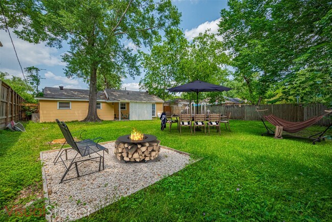 Foto del edificio - 5513 Fairdale Ln