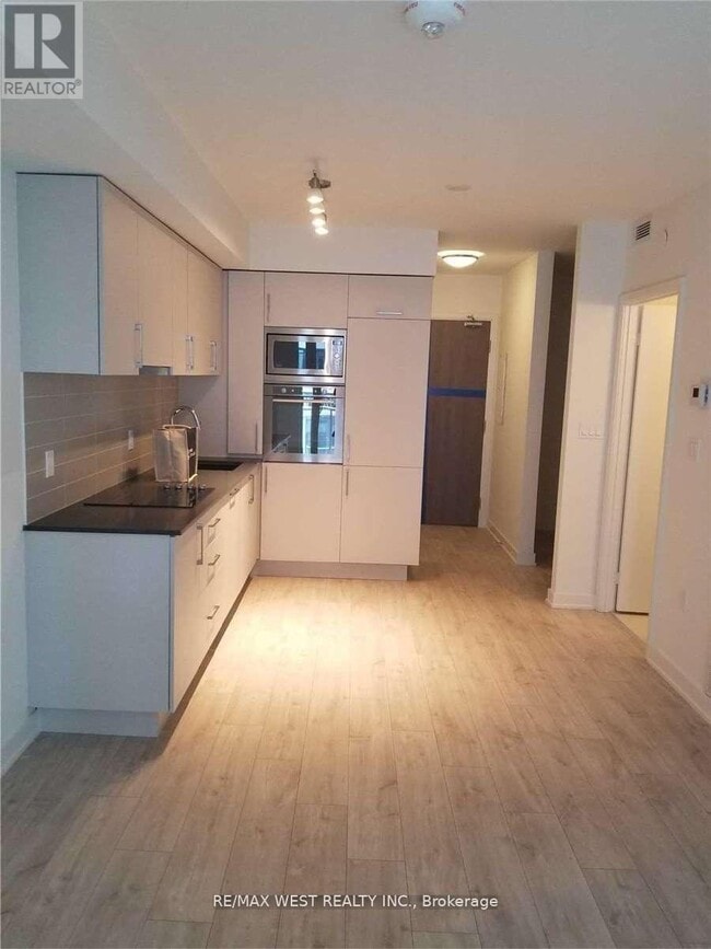 Building Photo - 576 Front St W