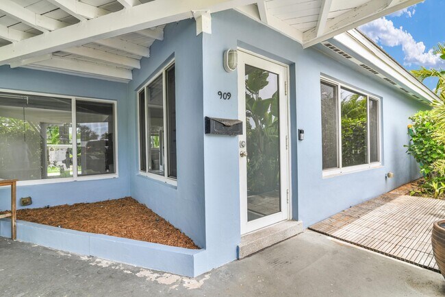 Building Photo - 909 SE 16th Pl