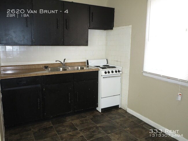 Building Photo - Cute apartment with hardwood floors!