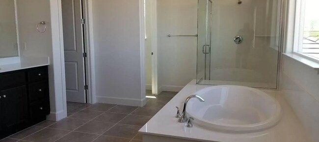 Building Photo - 5 bedroom home in Ellis subdivision
