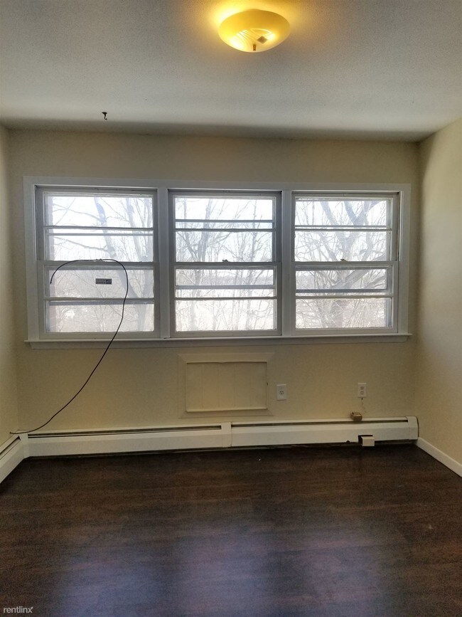 Building Photo - 2 br, 1 bath  - 302 Pine Rock Ave