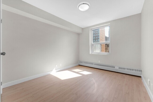 Building Photo - 145 York St