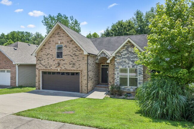 Foto del edificio - 634 Hidden Valley Dr