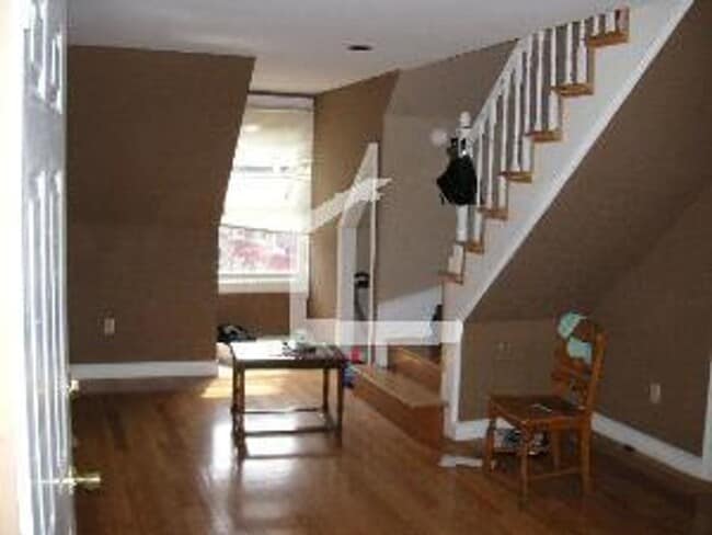 Building Photo - amazing 6 Bed 2.5 Bath available 3/1