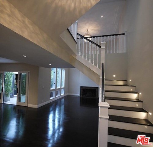 Building Photo - 869 S Bundy Dr