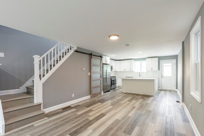 Building Photo - 454 Old Elm St
