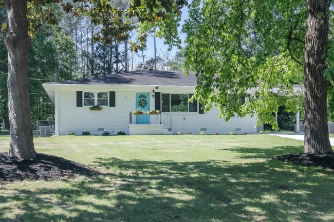 Building Photo - 317 Community Dr