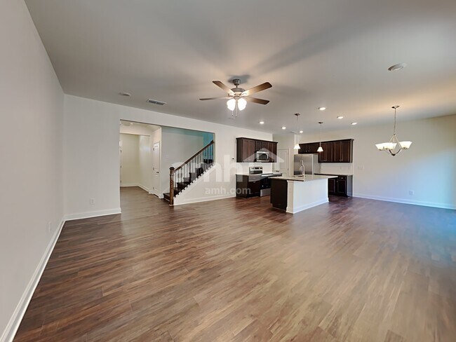 Building Photo - 500 Summit View Lane